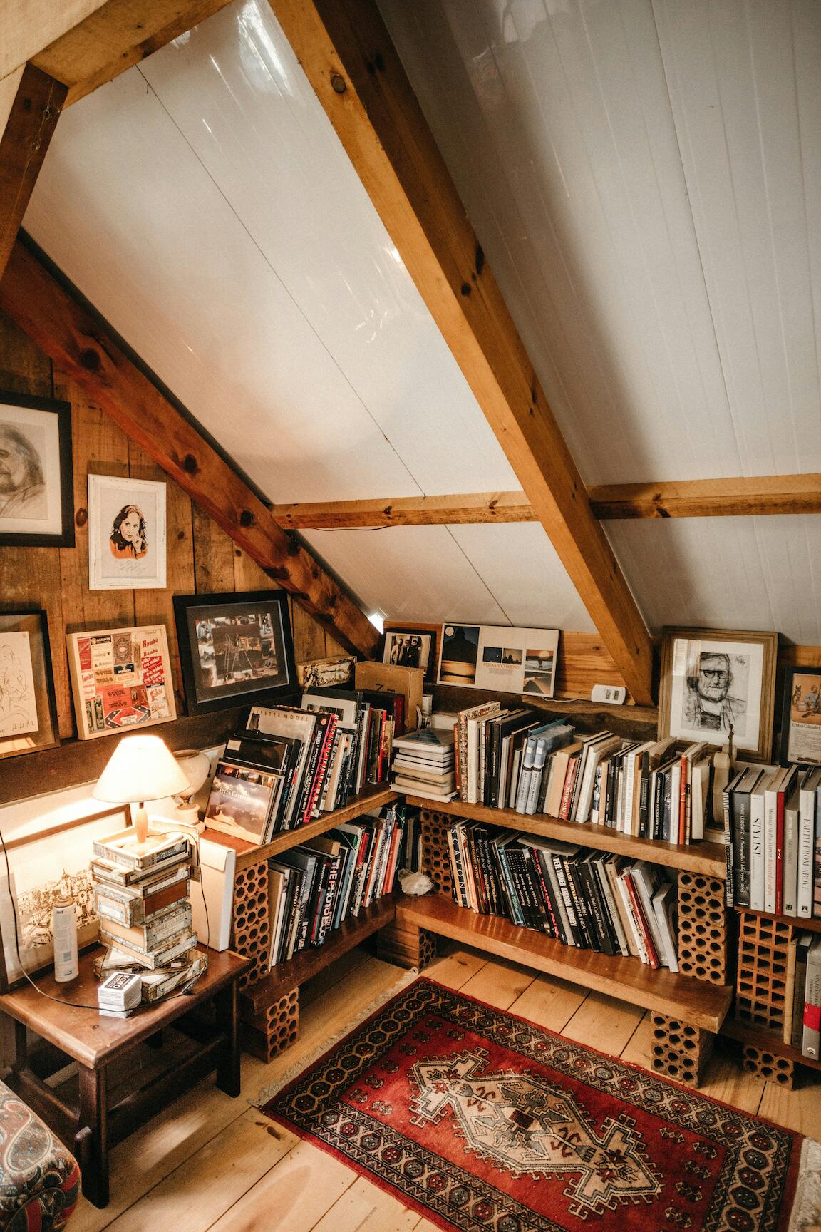 Viele Bücher und Bilder auf dem Dachboden
