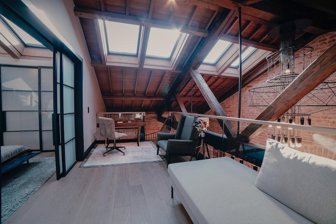 Ein ausgebauter Dachboden zu Schlafzimmer und Empore.