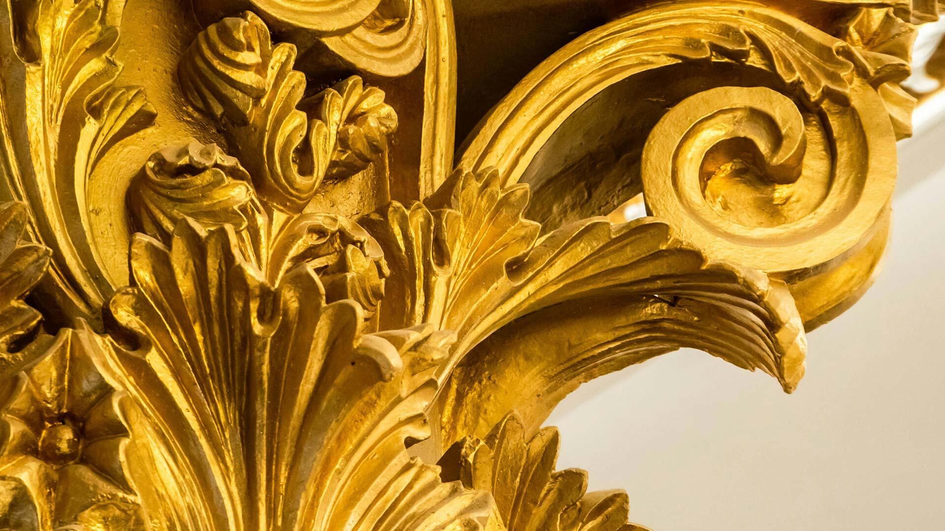 Ausschnitt eines goldenen verziertenEinrichtungselement im Rokoko-Stil