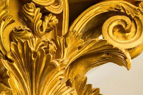 Ausschnitt eines goldenen verziertenEinrichtungselement im Rokoko-Stil