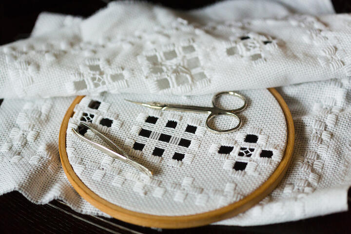 Eine Hardanger-Stickerei in einem Stickrahmen befestigt