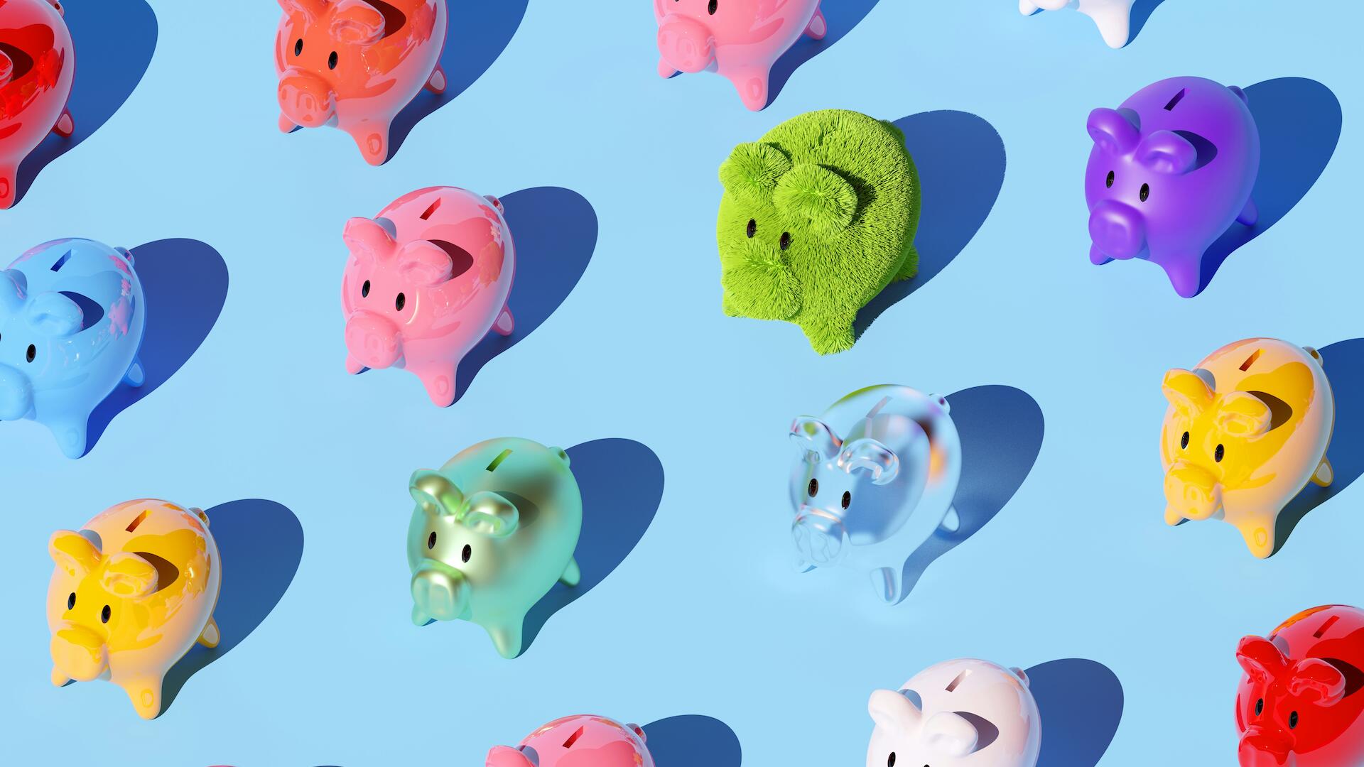 Bunte Sparschweine, teilweise in Plüschoptik vor blauem Hintergrund.