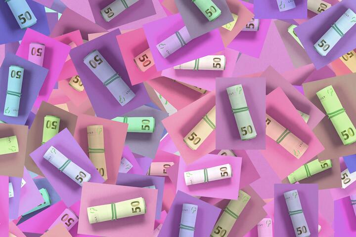Zusammengerollte, bunte Fünzig-Euro-Scheine