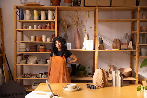 Cindy Valdez in ihrem Studio vor dem Regal mit ihren Werksstücken.al mit ihren