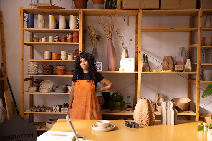 Cindy Valdez in ihrem Studio vor dem Regal mit ihren Werksstücken.al mit ihren