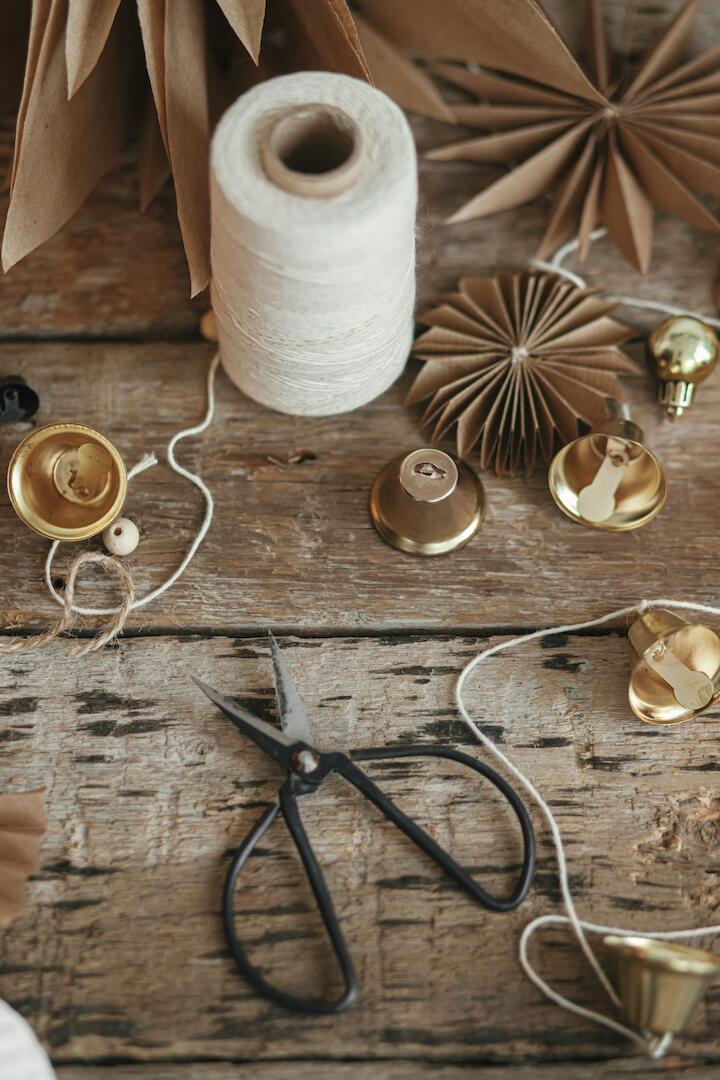 Garn, Schere, gebastelte Weihnachtssterne aus Papier. Deko für den Adventskranz.