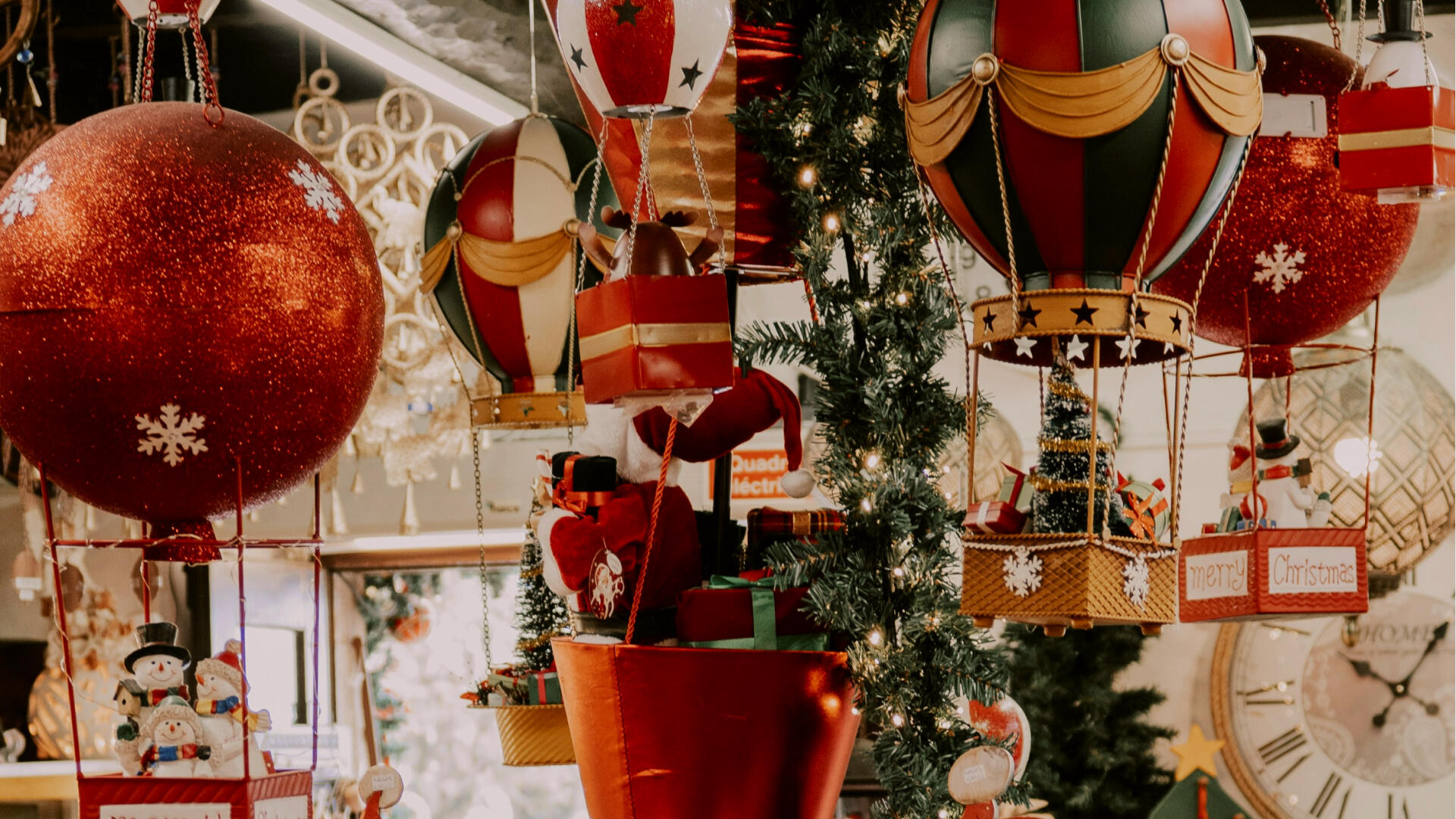 Weihnachtsschmuck. Kleine Heißluftballons, die aus Weihnachtskugeln bestehen.