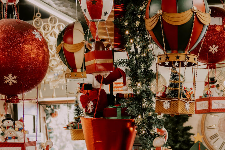 Weihnachtsschmuck. Kleine Heißluftballons, die aus Weihnachtskugeln bestehen.