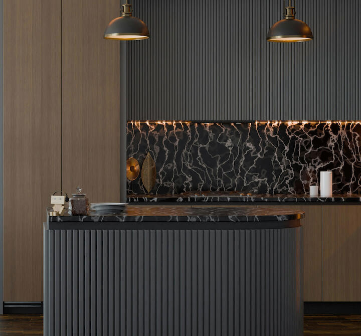 Ausschnitt einer Stuckverzierung an der Decke und eines goldenen Spiegels im Rokoko-Stil