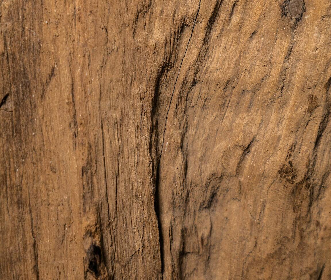 Ein Wohnzimmer mit barocken Elementen, wie Stühlen, einem runden Tisch, einem goldenen Bilderrahmen und ein Kronleuchter.