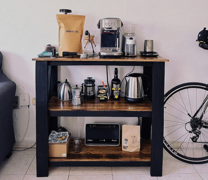 Ein Regal mit Utensilien zum Kaffee kochen.