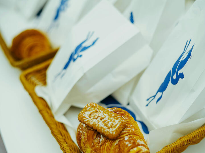 Papiertüten für Croissants mit blauem Logo