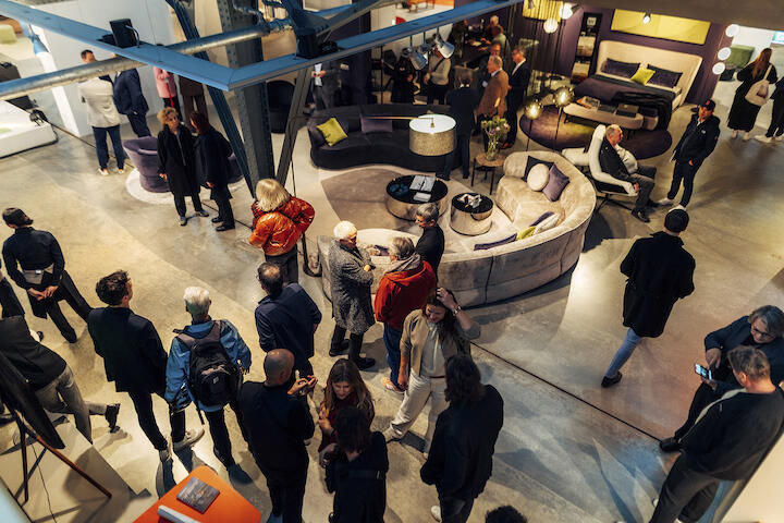 Messebetrieb auf der idd cologne aus der Vogelperspektive.