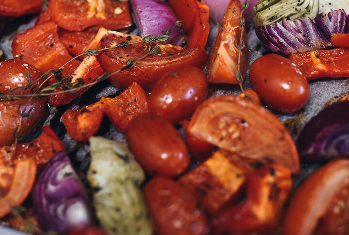 Geröstetes Gemüse auf einem Ofenblech.