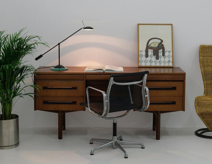 Mid-Century Schreibtisch aus dunklem Holz.