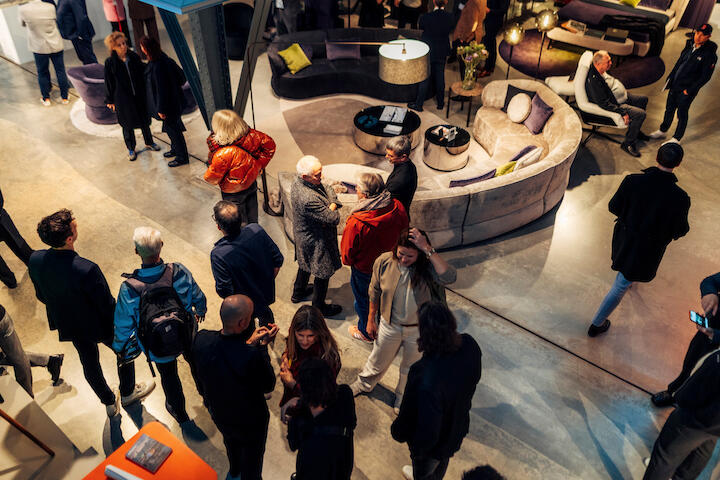 Bild von einer Möbelmesse aus der Vogelperpektive.