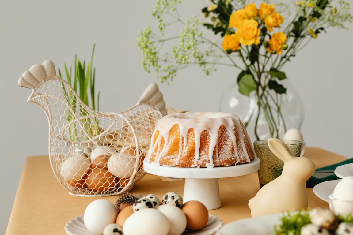 Ein Tisch  mit Kuchen, Ostereiern und Deko-Hasen.