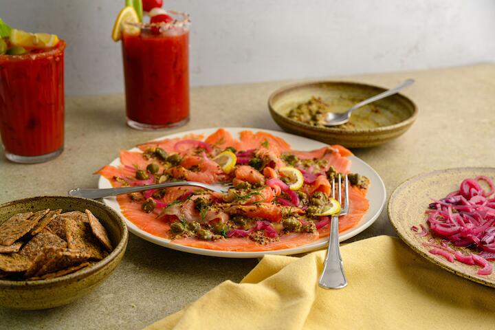 Gebeizter Lachs auf Teller angerichtet.