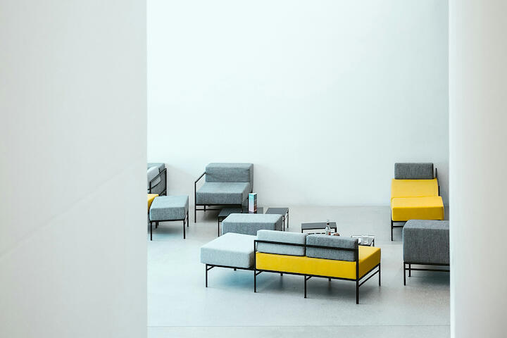 Modulares Sofasystem in grau und gelb.