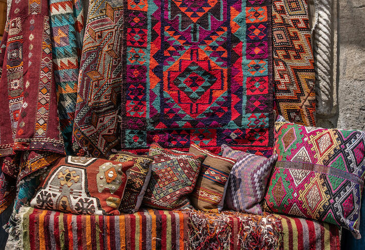 Teppiche und Kissen mit Mustern aus dem Afrohemian Dekor