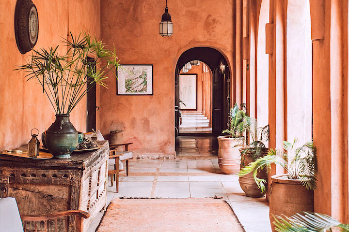 Eingangsbereich in Afrohemian Dekor mit terrakotta