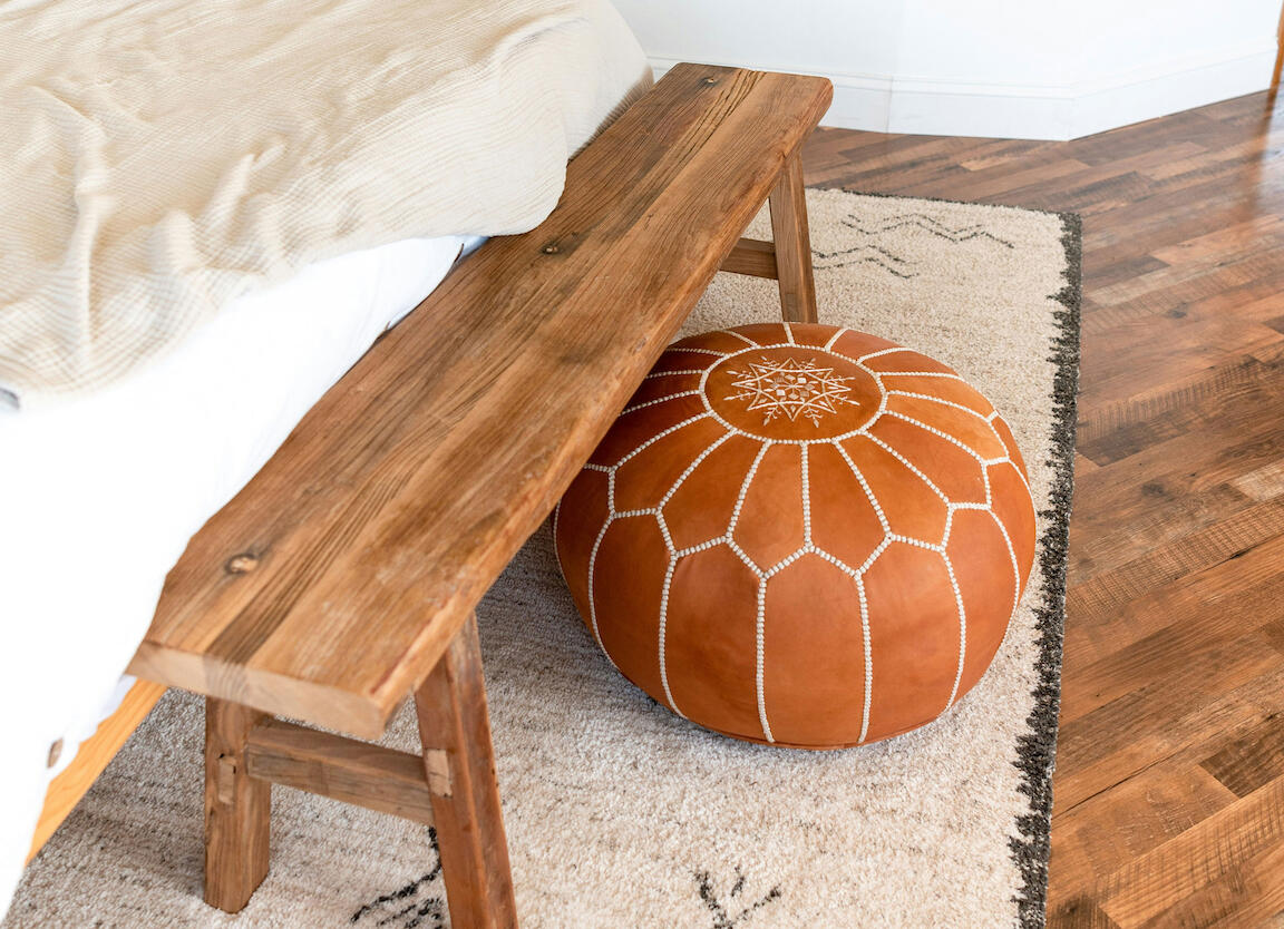 Eine Holzbank mit Ledersitzkissen