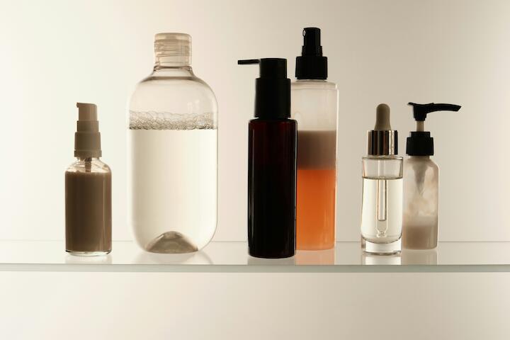 Beautyprodukte in Offbrand-Flaschen