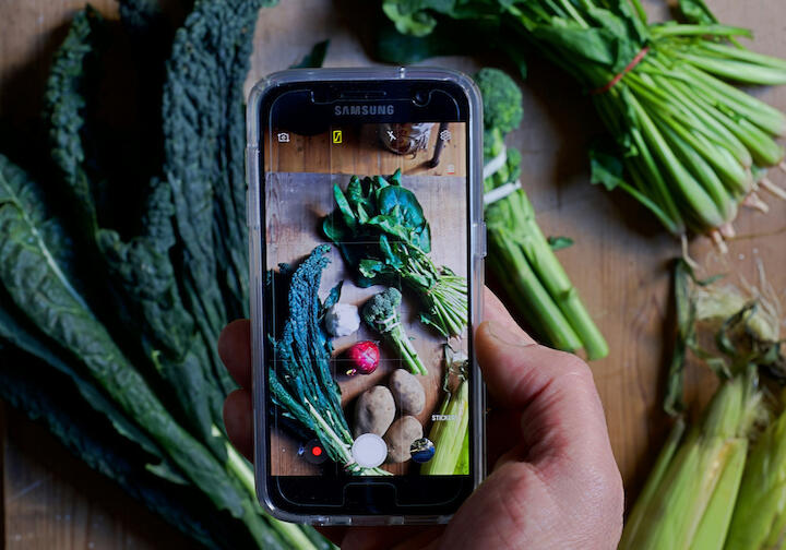 Mit einem Handy werden Zutaten abfotografiert