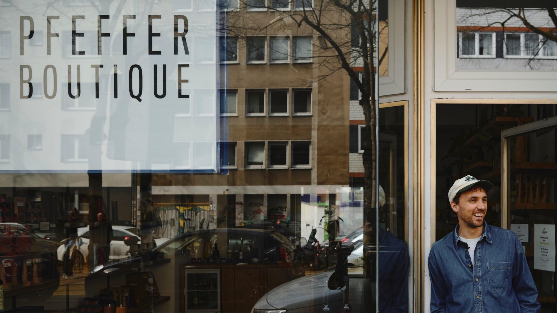 Martin steht vor der Pfeffer Boutique Hennes Finest