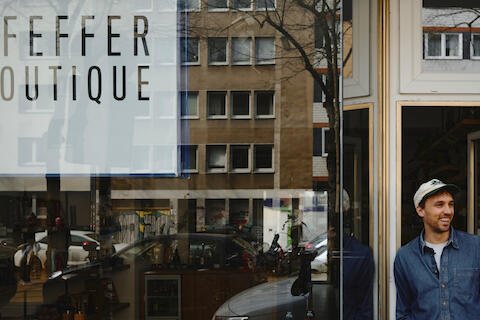 Martin steht vor der Pfeffer Boutique Hennes Finest