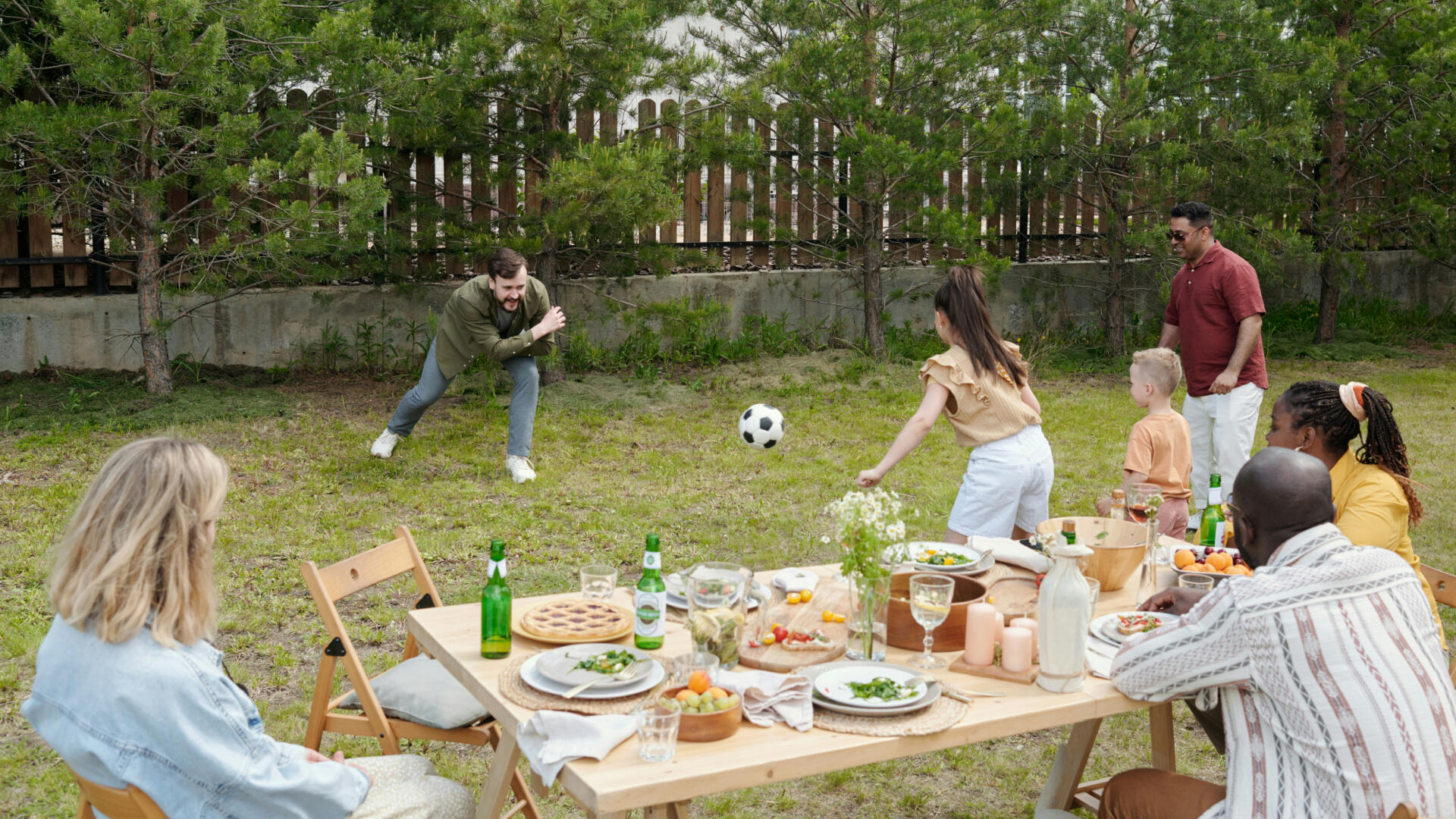 Nachbarn mit ihren Kindern zusammen im Garten