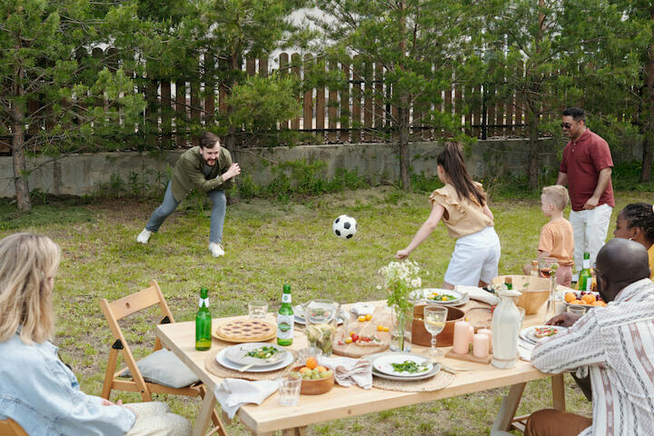 Nachbarn mit ihren Kindern zusammen im Garten