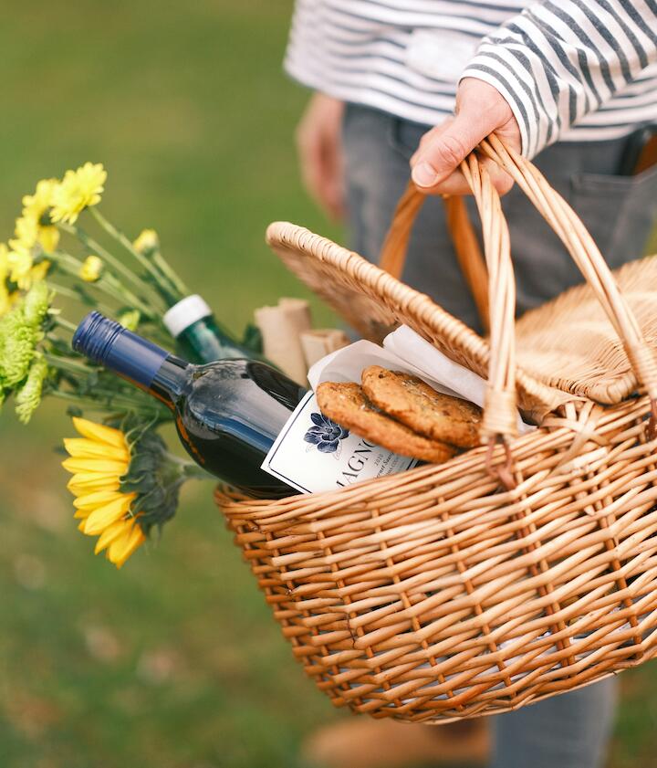 Ein Kob mit Blumen, Wein und Brot