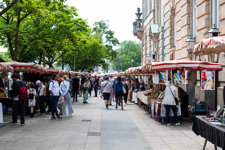 Blick auf den Flohmarkt Mauerpark in Berlin.