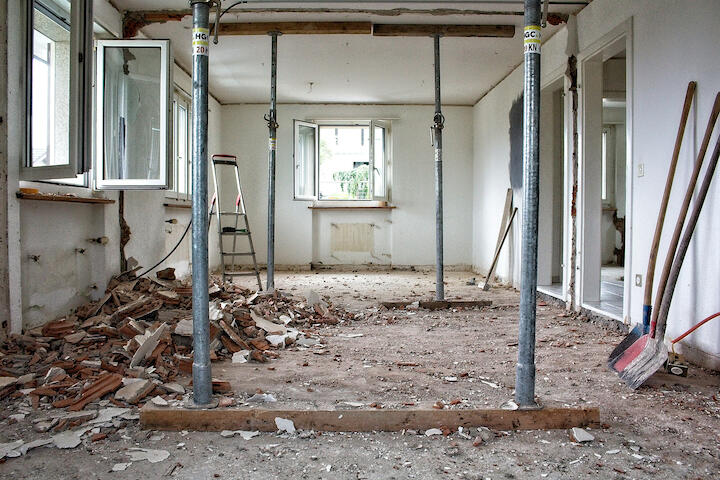 Ein Zimmer, das kernsaniert wird.