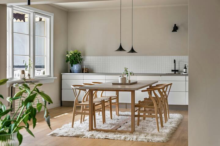 Offener Essbereich mit Tisch und Stühlen aus hellem Holz