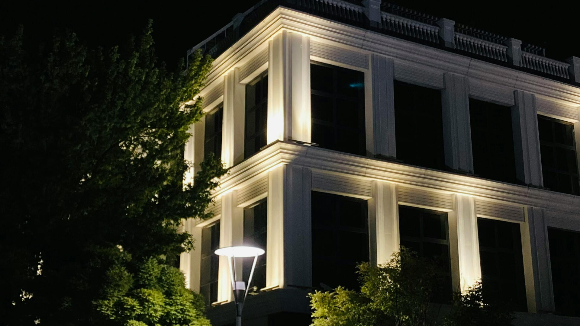 Fassadenbeleuchtung bei Nacht