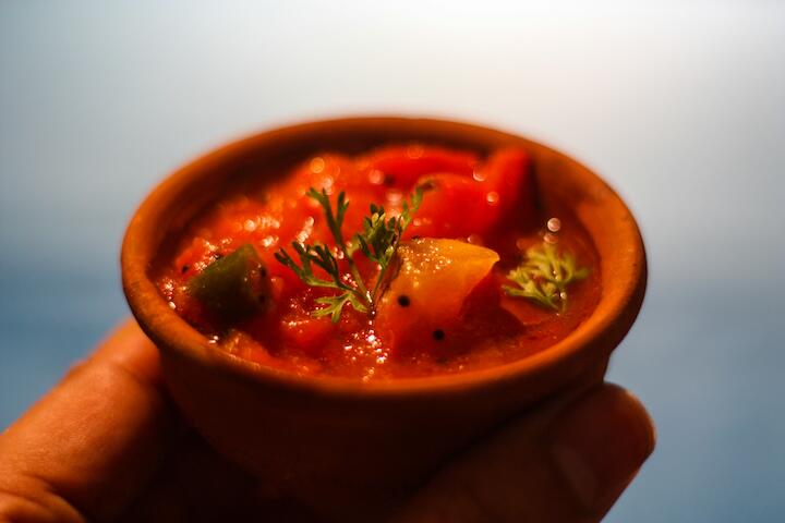 Ein Hand hält eine Schale mit Relish.